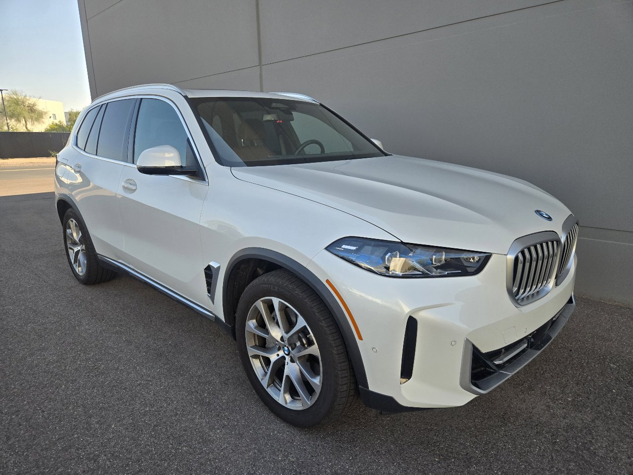 Used 2026 BMW X5 xDrive50e w/ Climate Comfort Package image 5