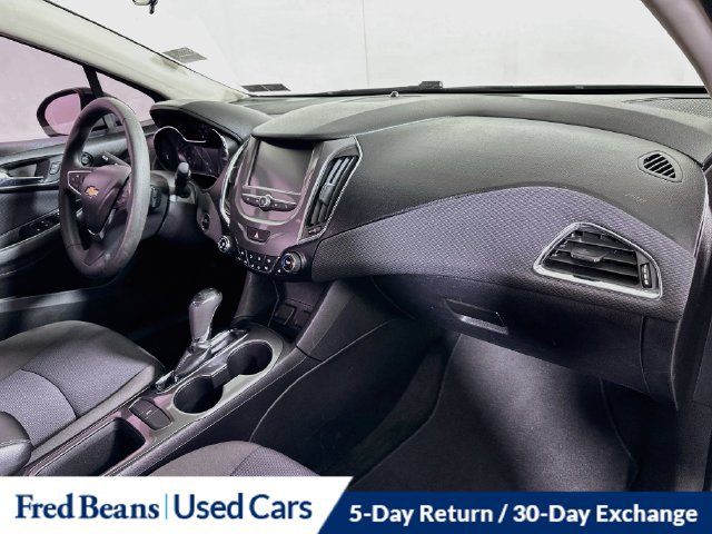 Used 2018 Chevrolet Cruze LT w/ Convenience Package FWD image 34