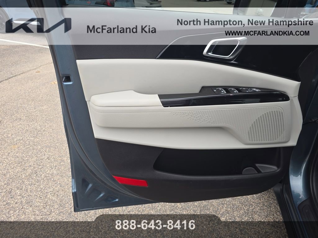 Used 2023 Kia Carnival EX image 12