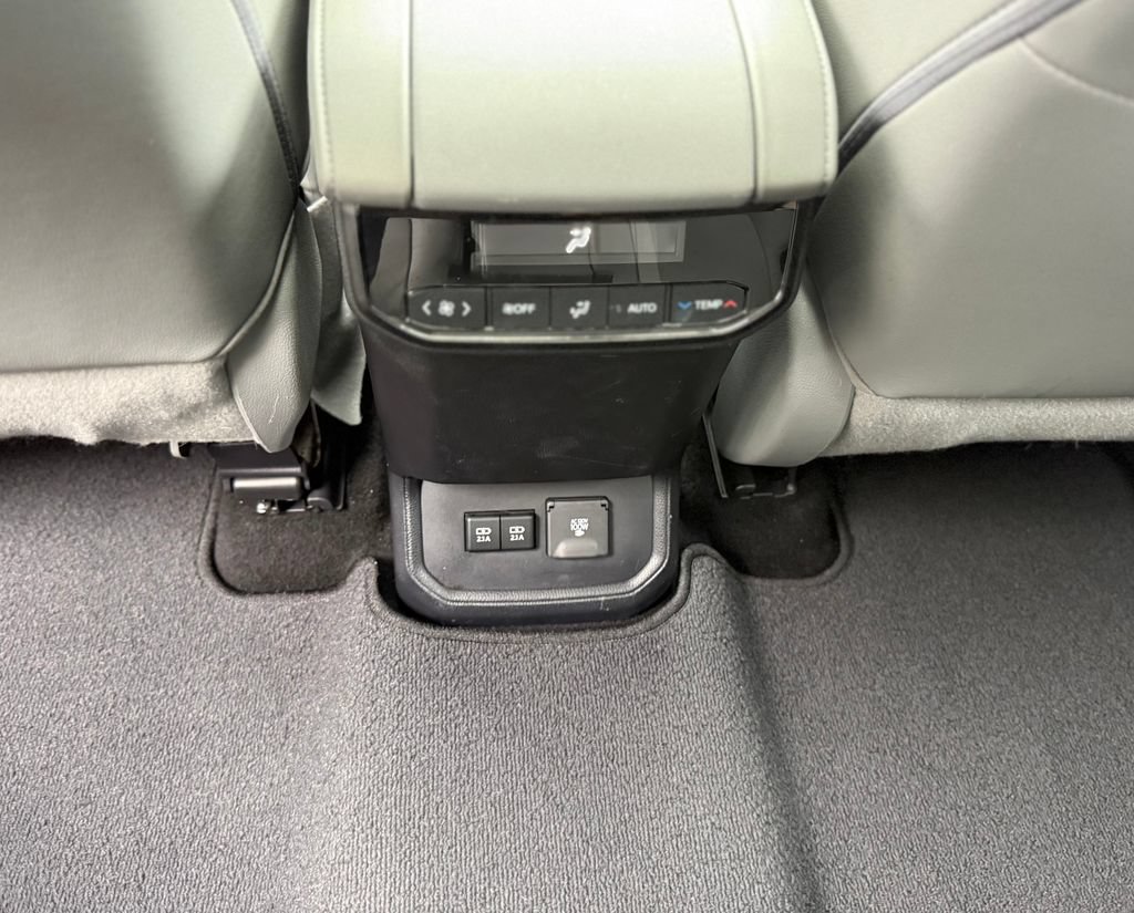 Used 2020 Toyota Highlander Limited FWD image 29