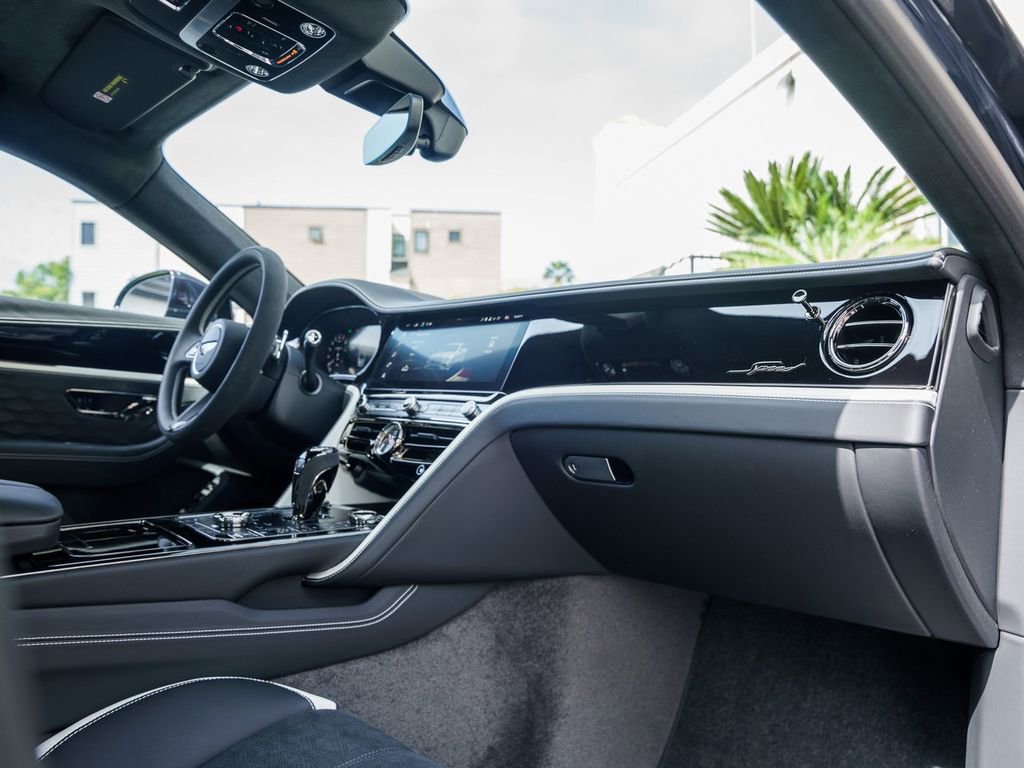 Used 2025 Bentley Flying Spur Plug-In Hybrid AWD/4WD image 23