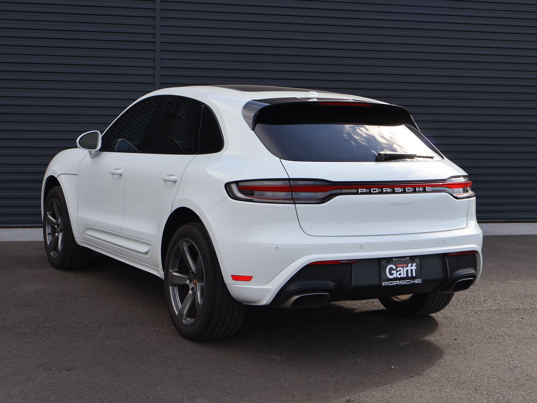 Certified 2023 Porsche Macan AWD/4WD image 3