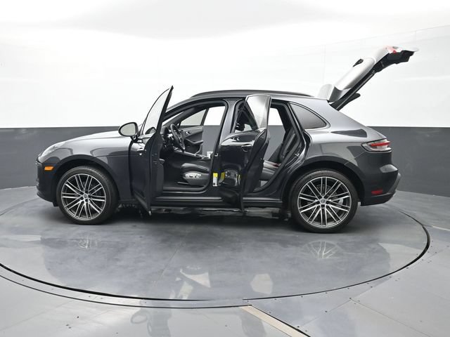 Certified 2025 Porsche Macan AWD/4WD image 28