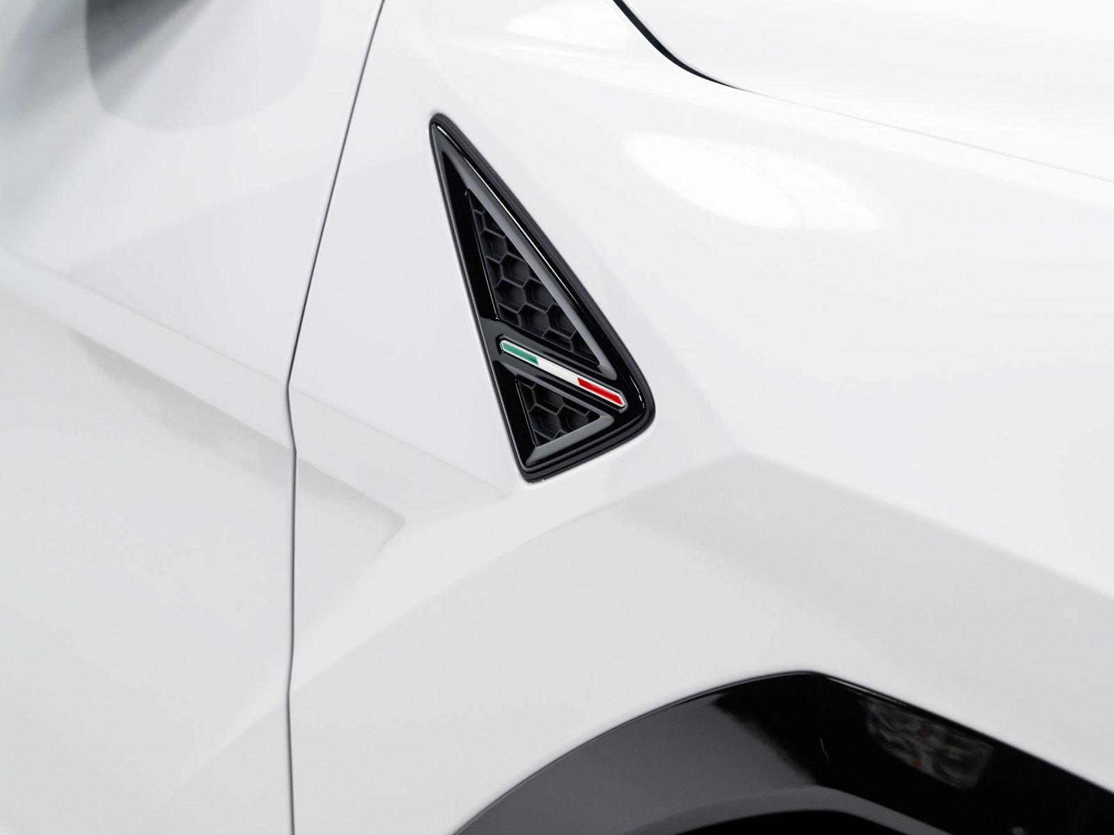 Used 2025 Lamborghini Urus SE AWD/4WD image 19