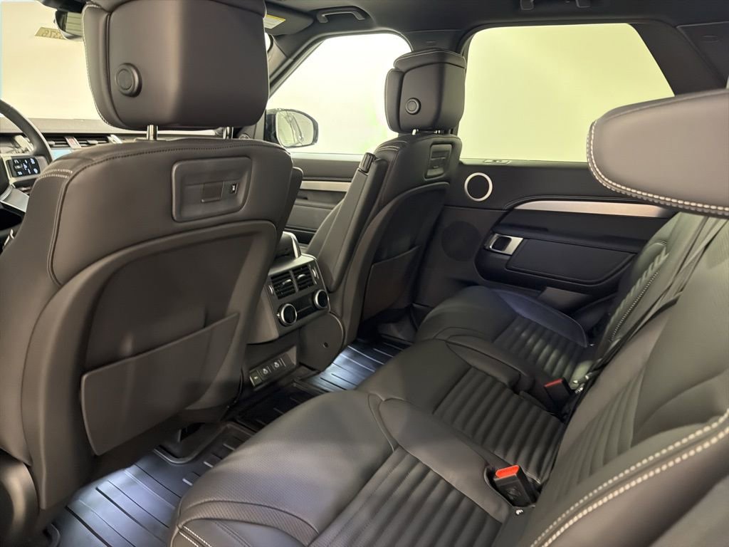 New 2026 Land Rover Discovery Dynamic SE image 21