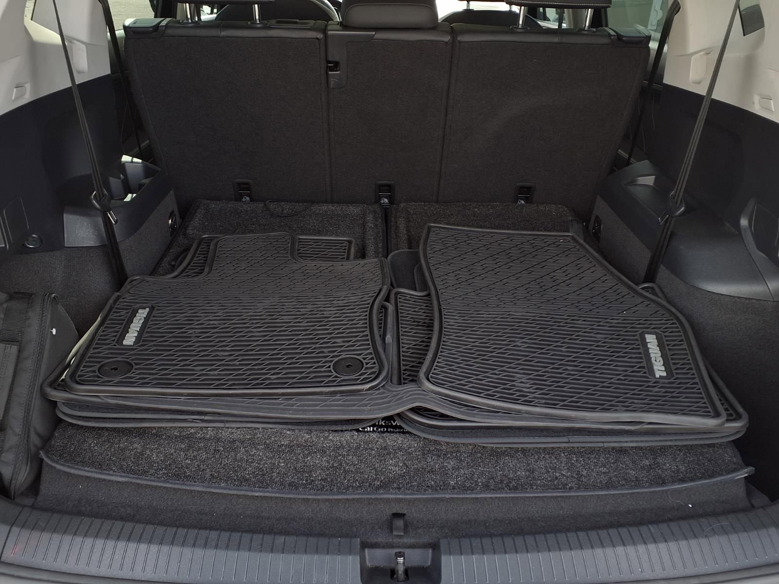 Used 2023 Volkswagen Tiguan SE w/ Panoramic Sunroof Package FWD image 6