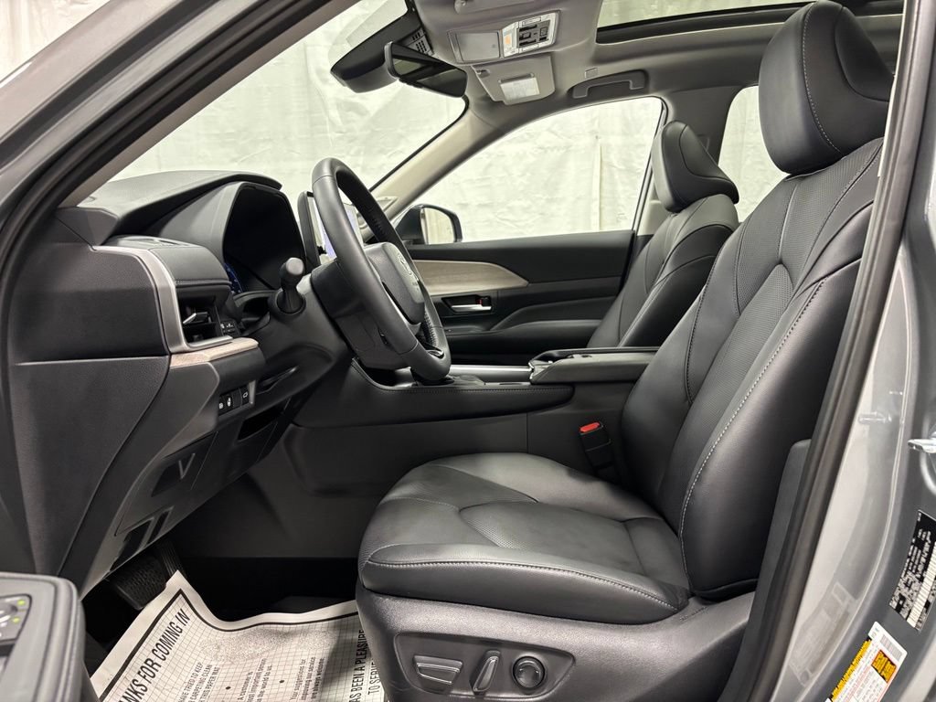 Used 2026 Toyota Grand Highlander AWD image 14