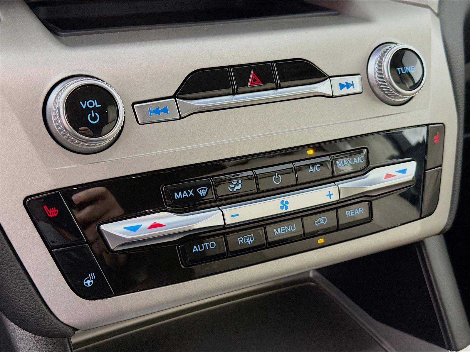 Used 2022 Ford Explorer XLT w/ Equipment Group 202A image 16