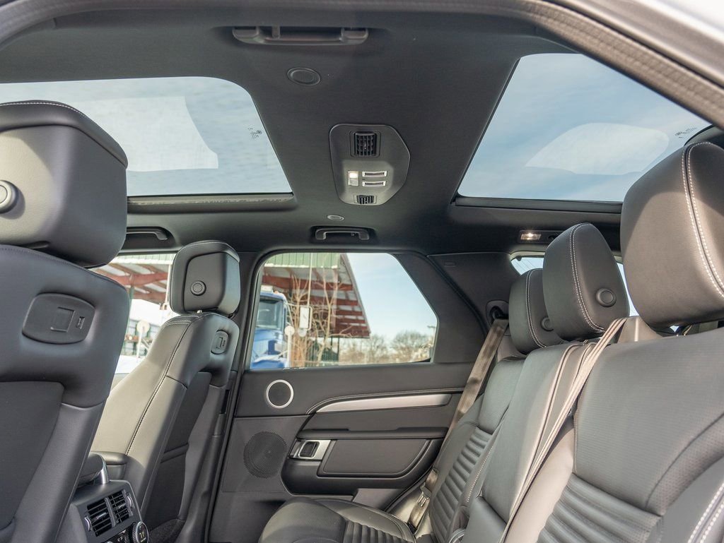 New 2025 Land Rover Discovery Dynamic SE image 20