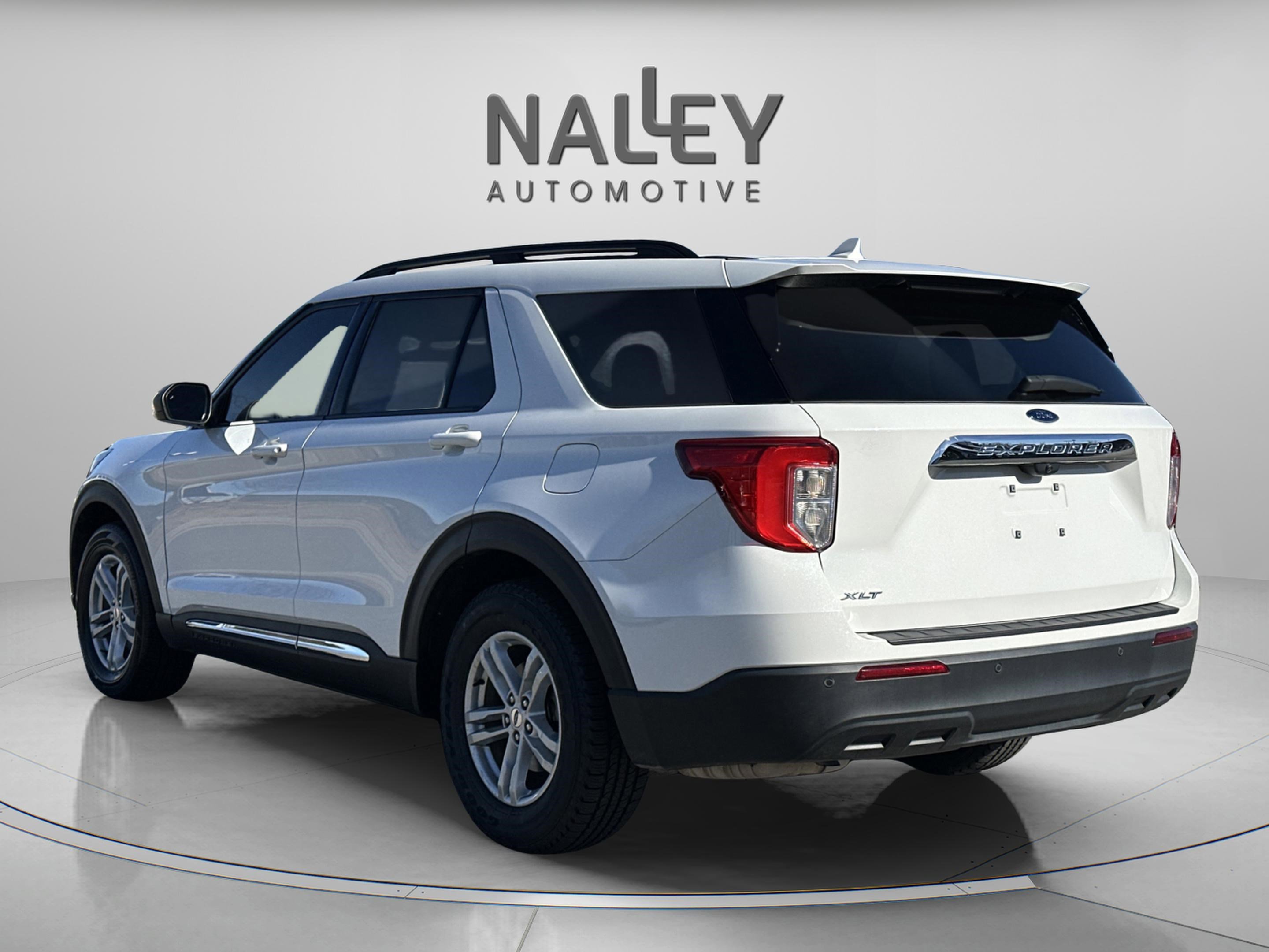 Used 2023 Ford Explorer XLT image 3