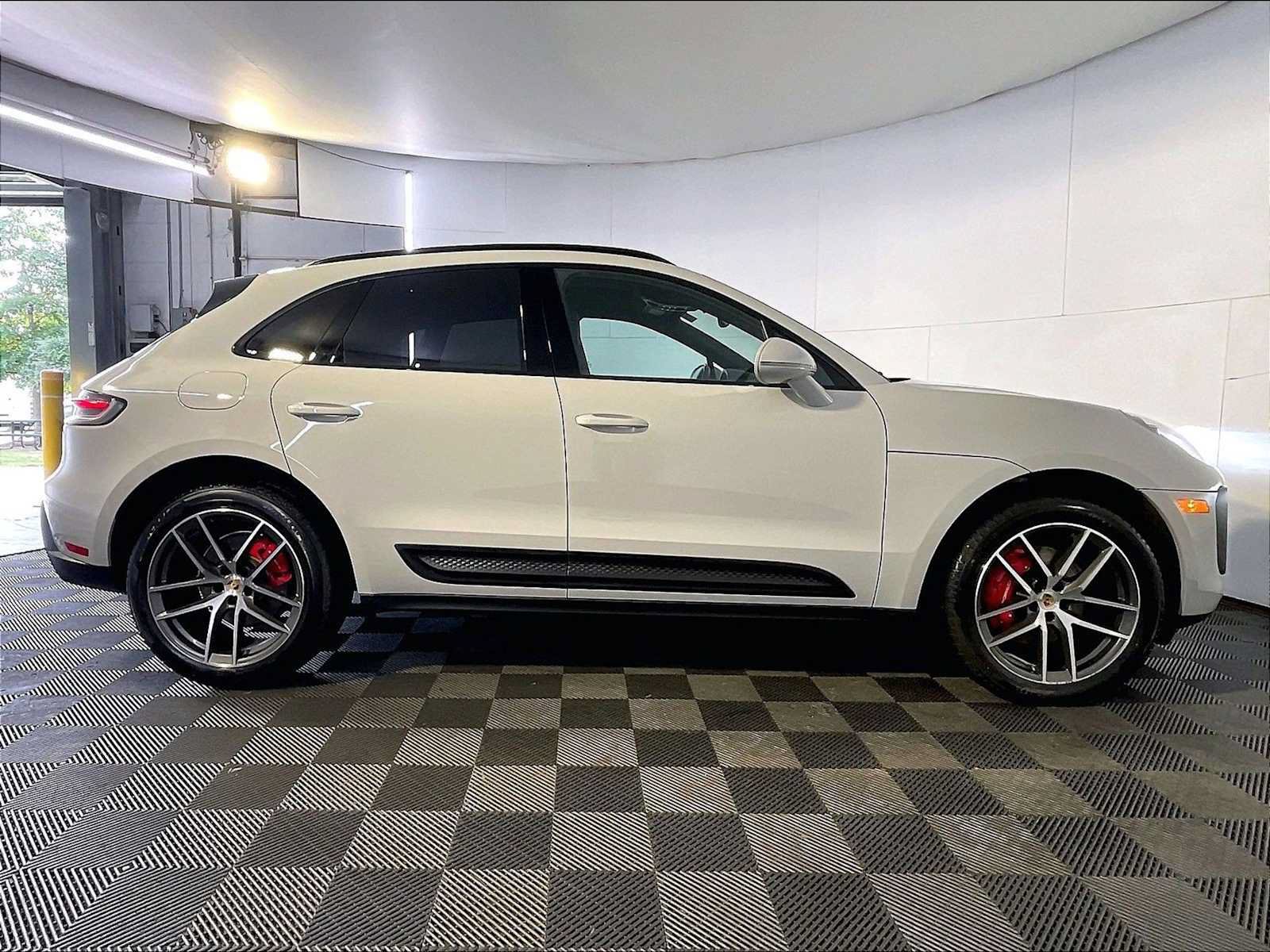 Certified 2023 Porsche Macan S AWD/4WD image 8