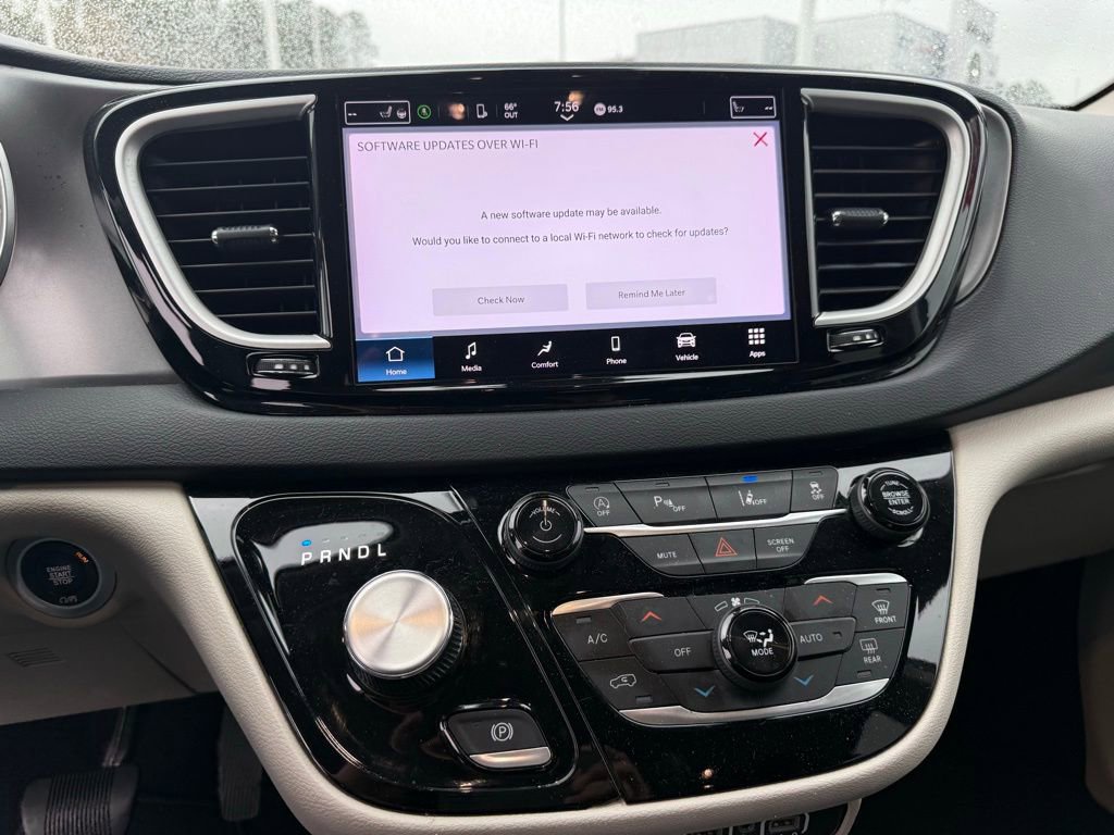 Used 2023 Chrysler Pacifica Touring-L image 18