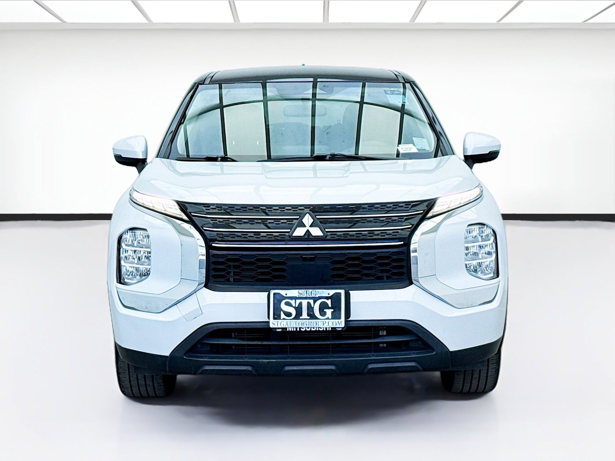 Used 2022 Mitsubishi Outlander ES image 2