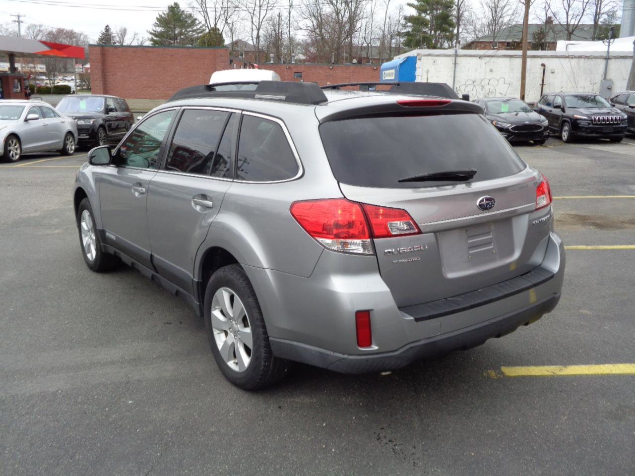 Used 2010 Subaru Outback 2.5i Premium image 3