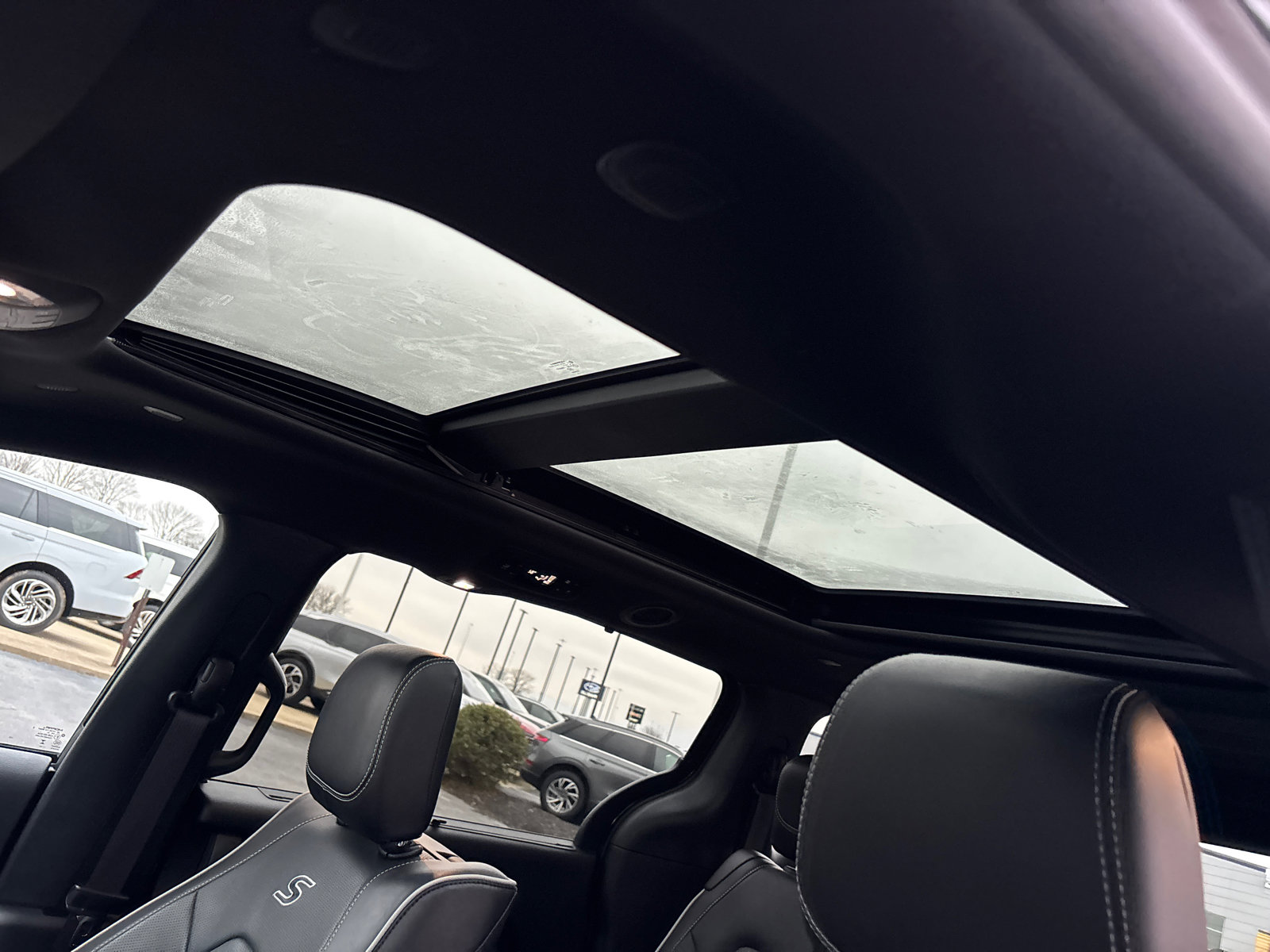 Used 2023 Chrysler Pacifica Limited w/ Uconnect Theater Family Group image 26