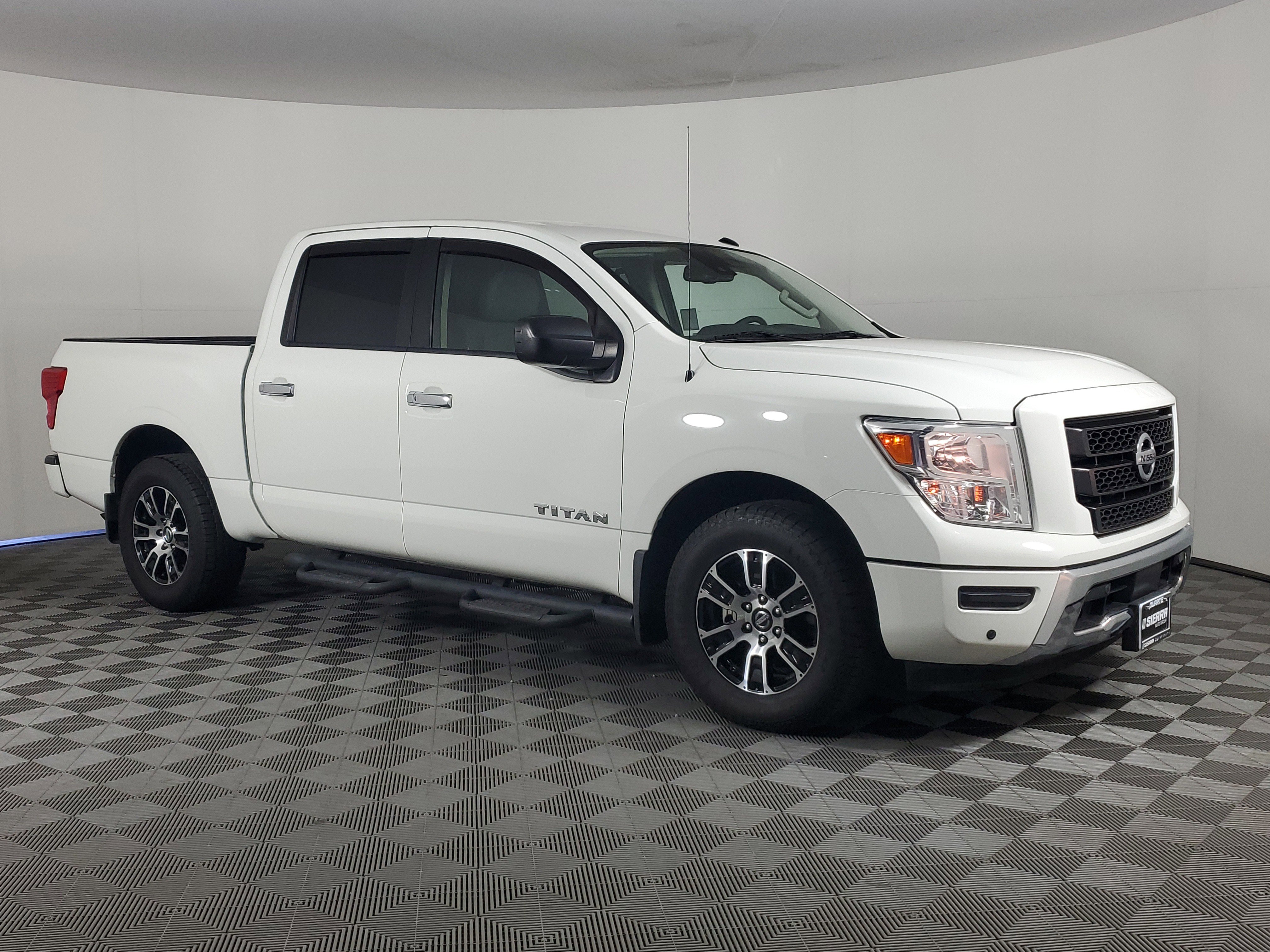 Used 2021 Nissan Titan SV w/ SV Convenience Package image 2