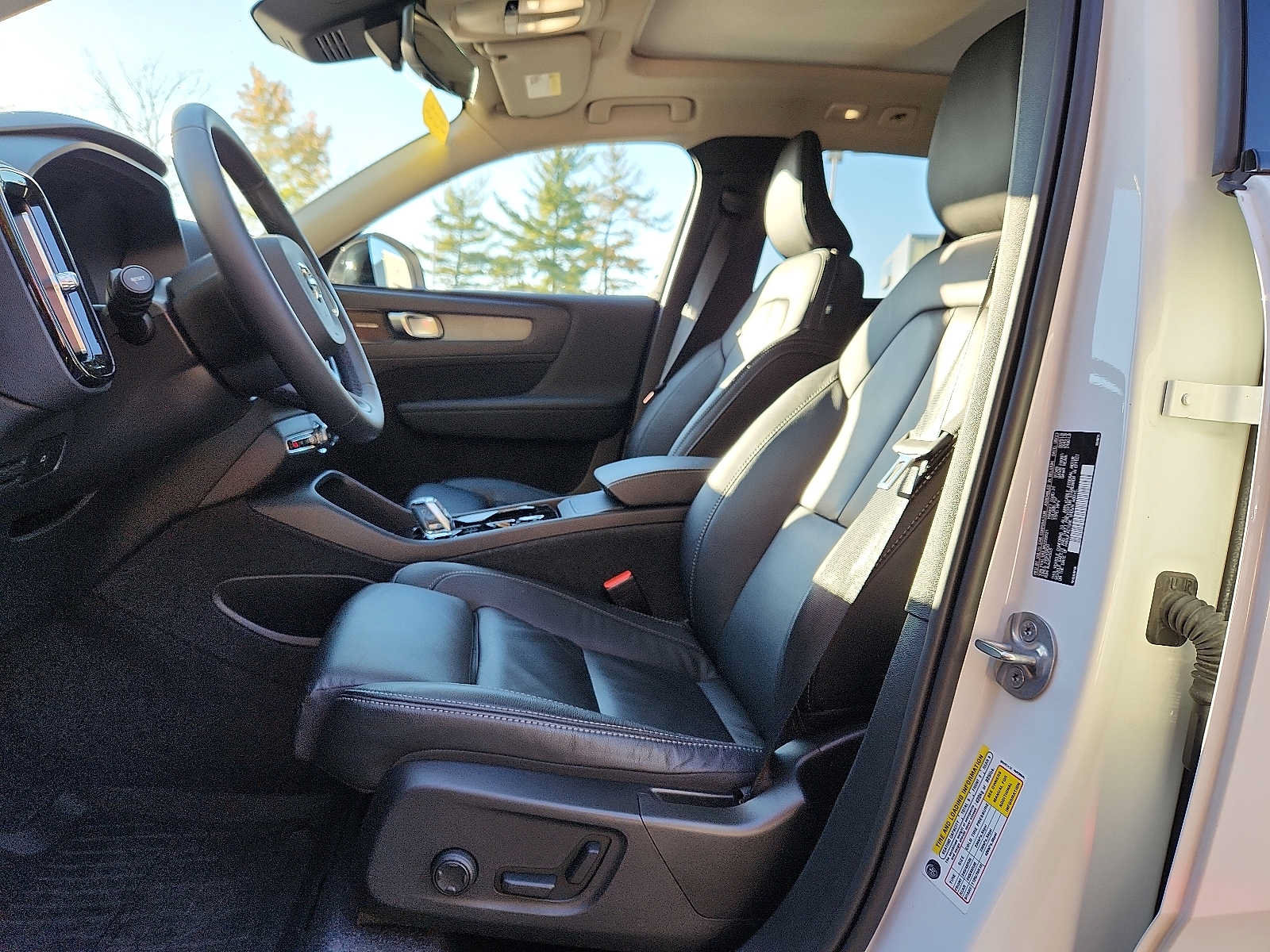 Certified 2024 Volvo XC40 B5 Plus w/ Protection Package Premier AWD/4WD image 13