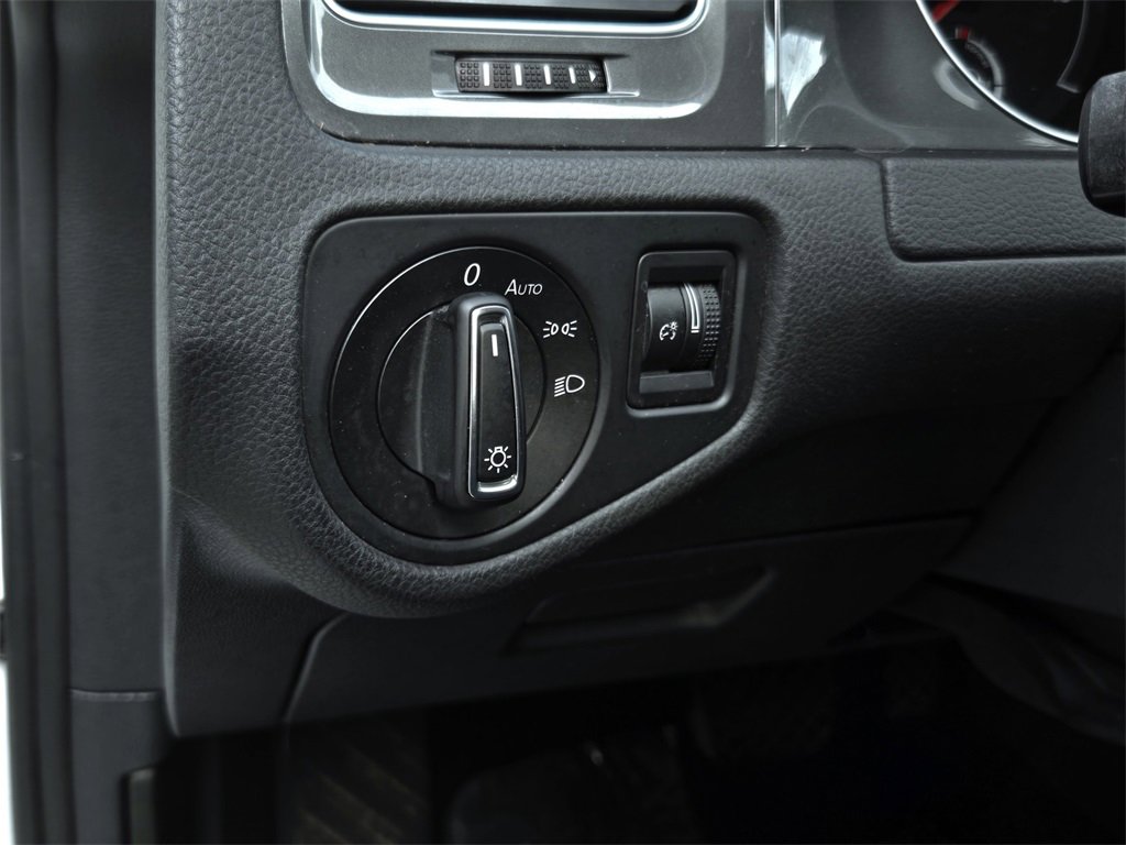 Used 2016 Volkswagen e-Golf SEL Premium w/ Driver Assistance Package image 17