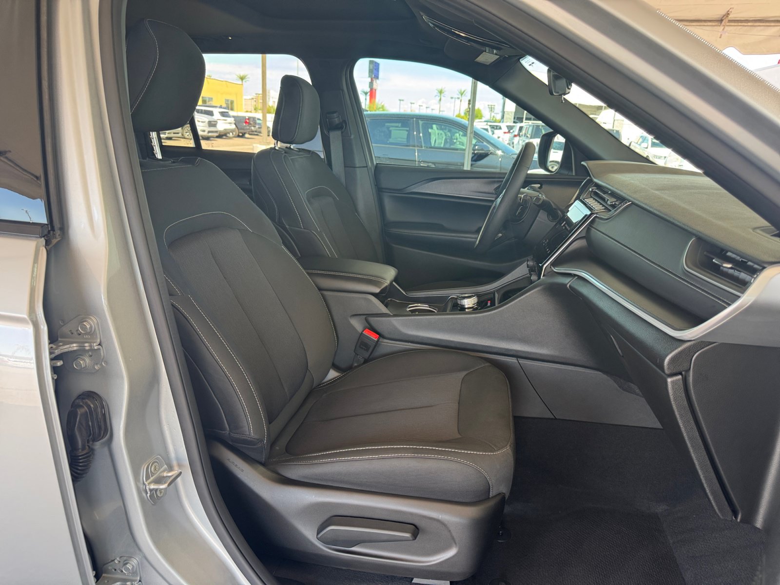 Used 2025 Jeep Grand Cherokee Laredo w/ Luxury Tech Group I AWD/4WD image 31