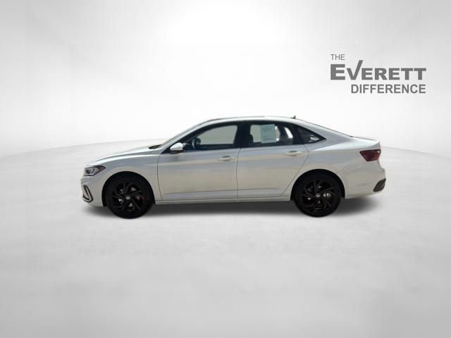 Used 2026 Volkswagen Jetta SE FWD image 4