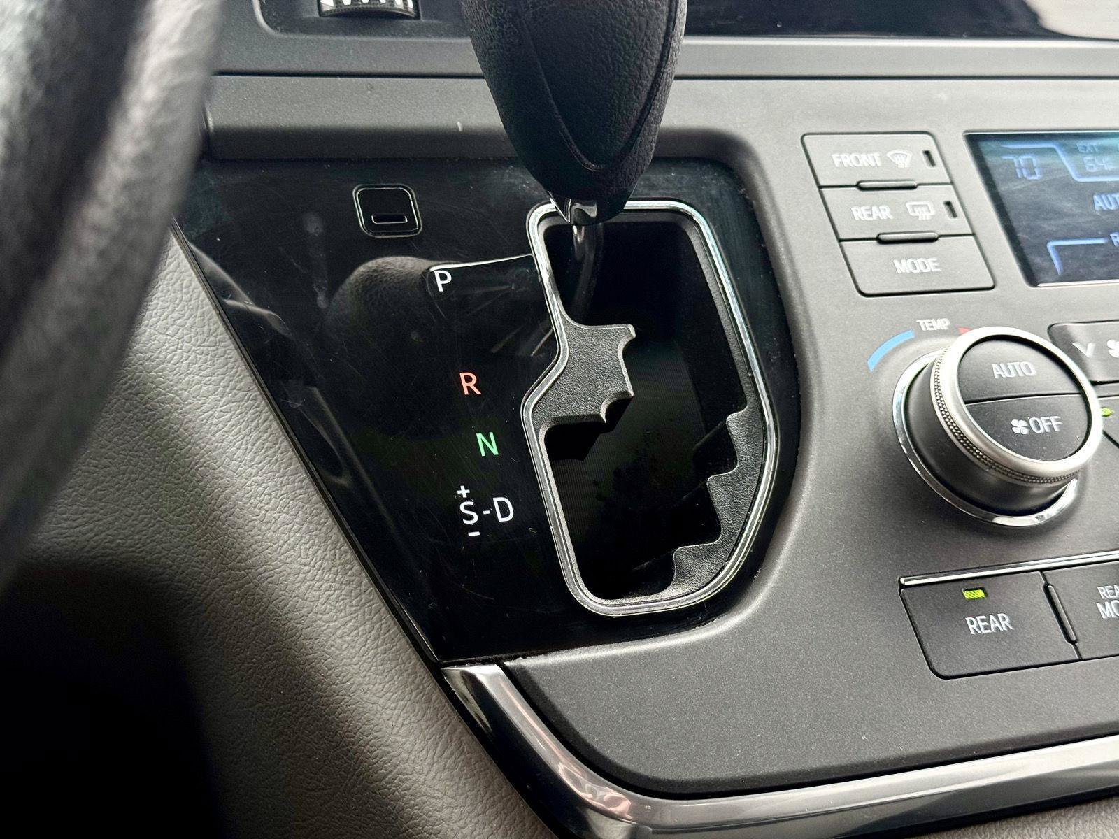 Used 2015 Toyota Sienna LE FWD image 26