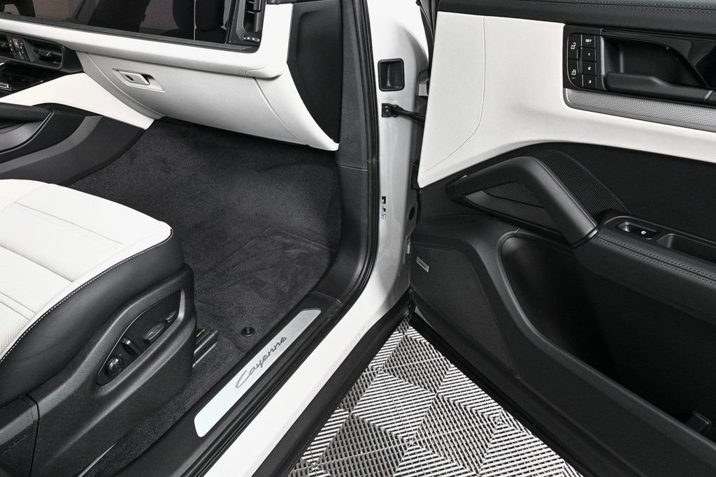 New 2026 Porsche Cayenne image 28