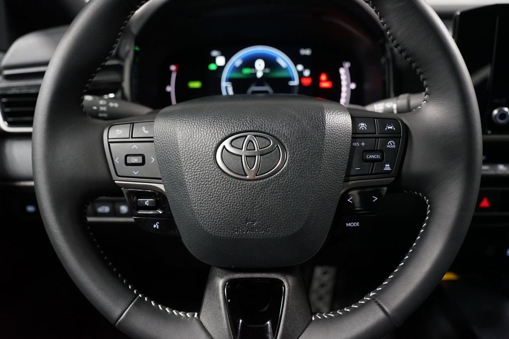 Used 2025 Toyota Camry SE image 12