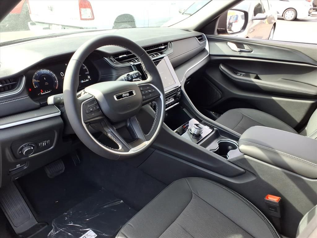 New 2025 Jeep Grand Cherokee L Laredo image 13