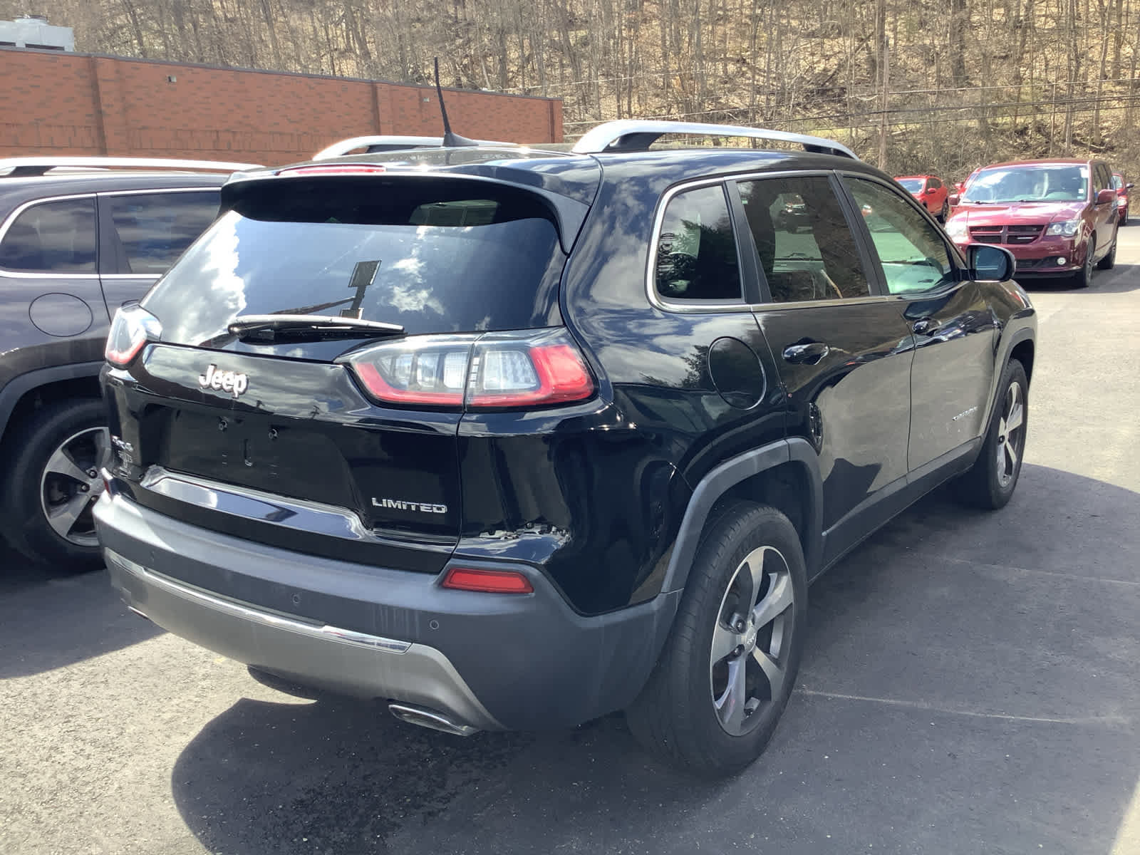 Used 2019 Jeep Cherokee Limited image 2
