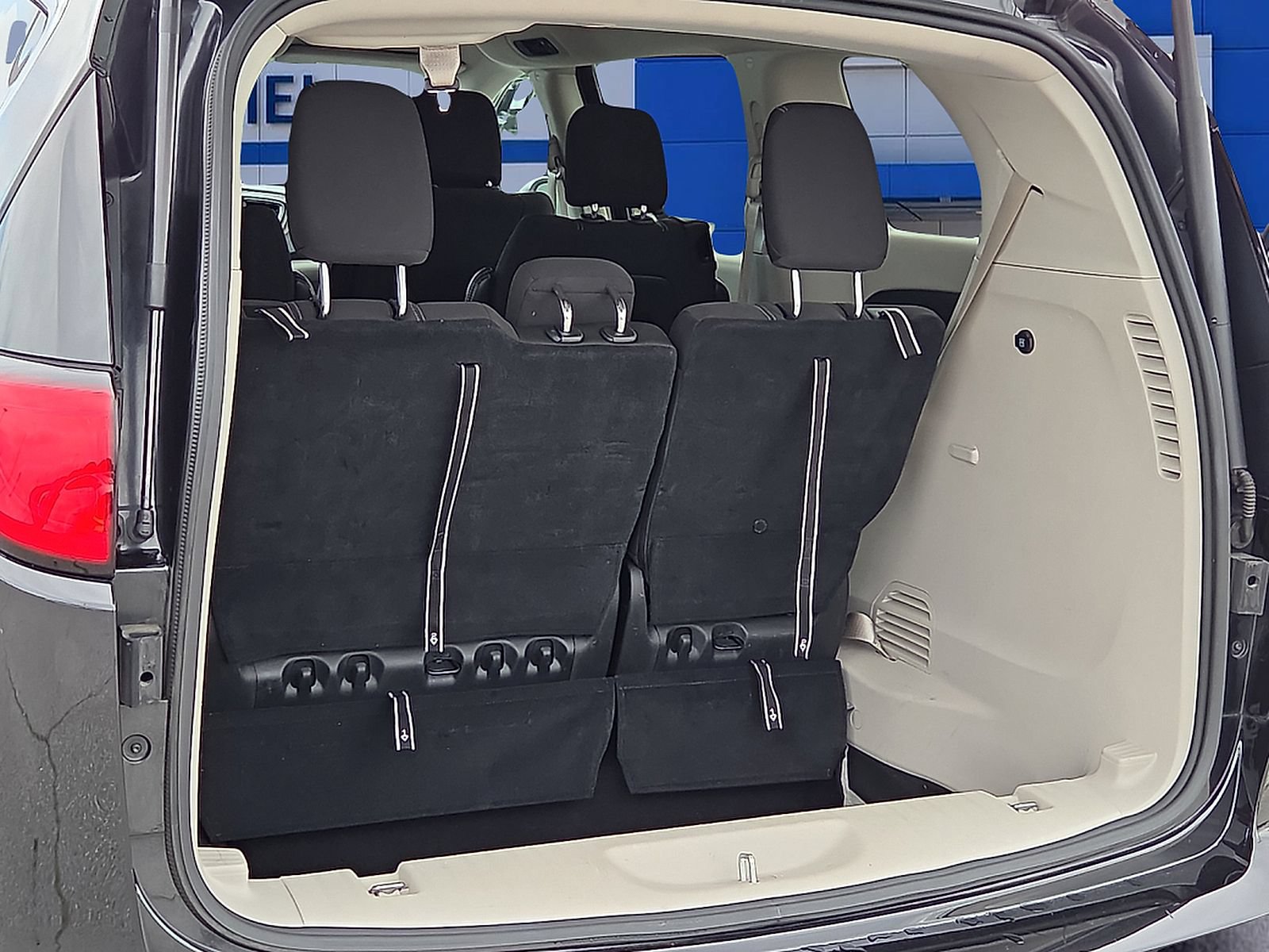Used 2023 Chrysler Voyager LX FWD image 8