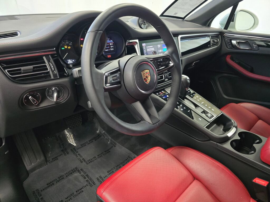 Certified 2025 Porsche Macan image 4