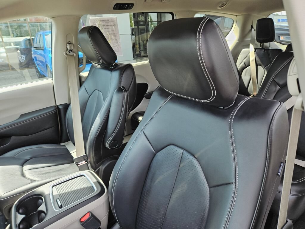 Used 2024 Chrysler Pacifica Touring-L FWD image 17