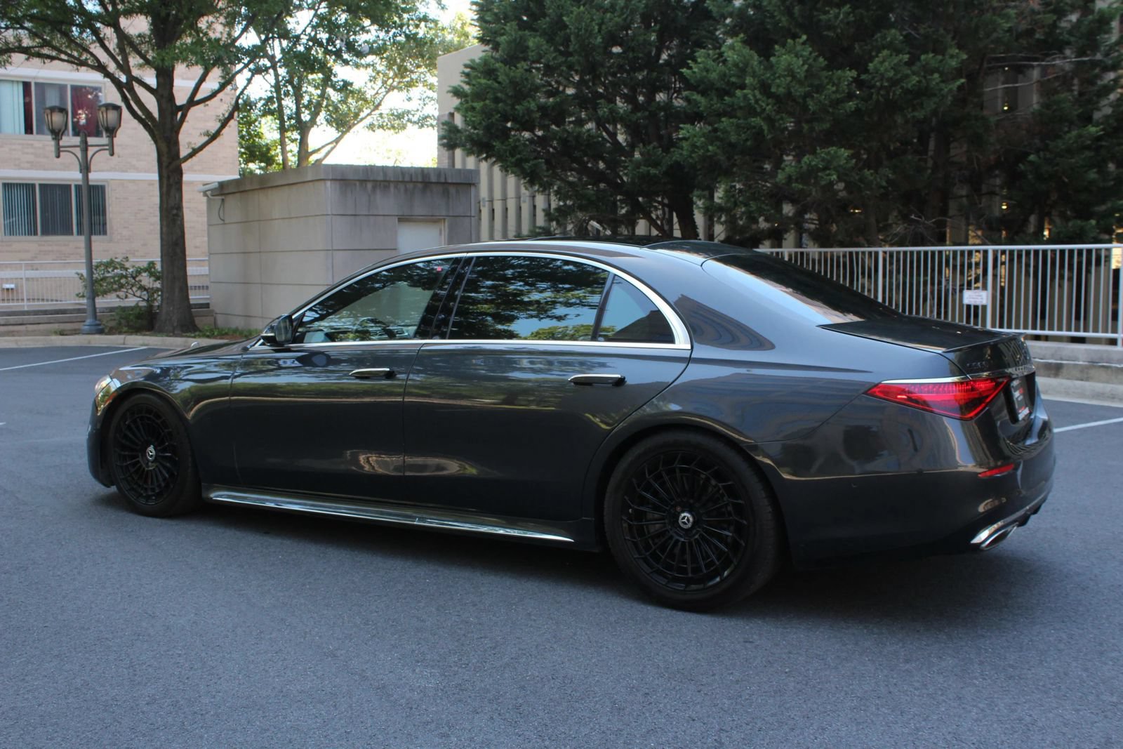 Used 2022 Mercedes-Benz S 580 4MATIC Sedan w/ AMG Line Package image 9