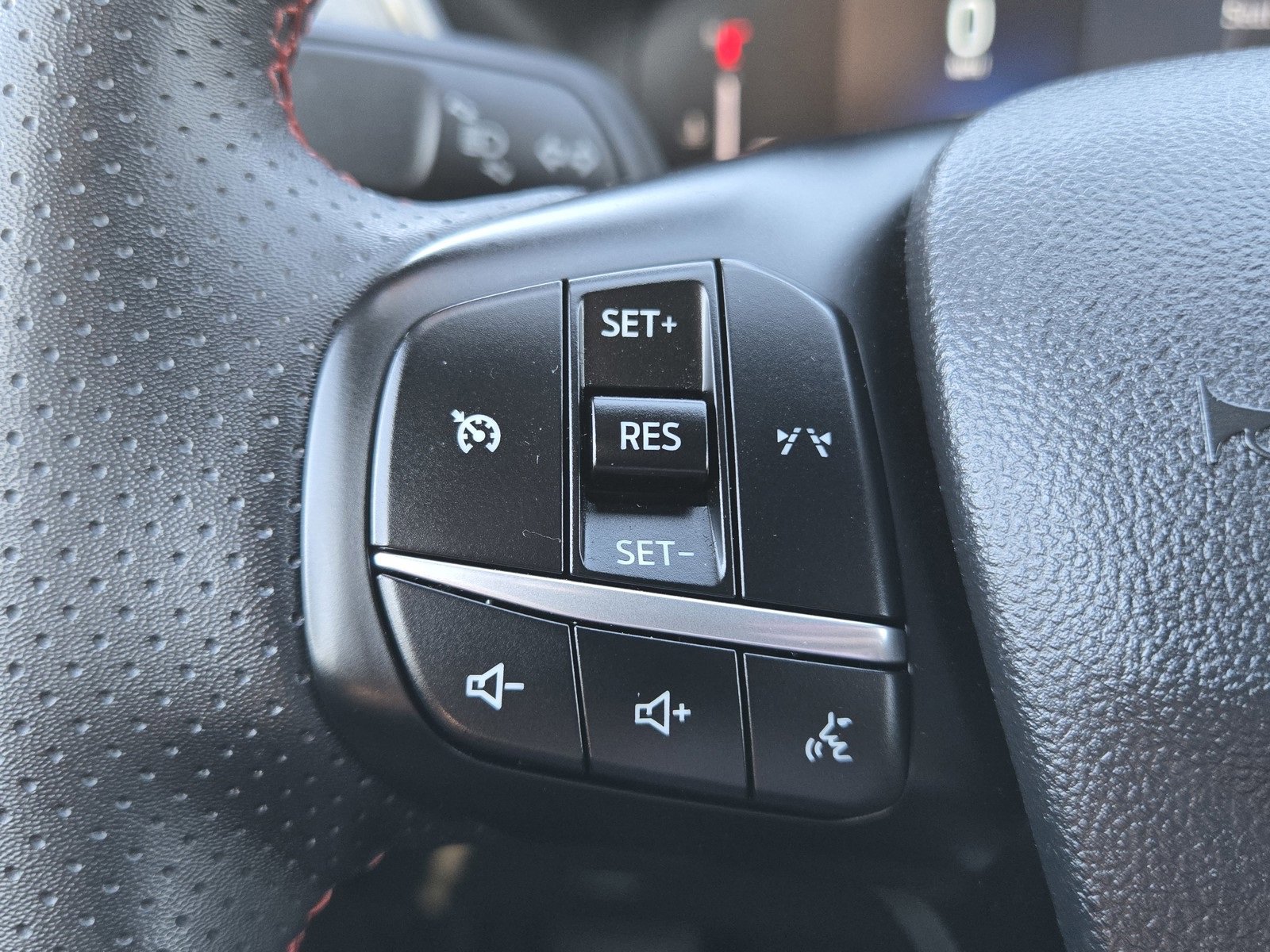 Used 2024 Ford Escape ST-Line image 25