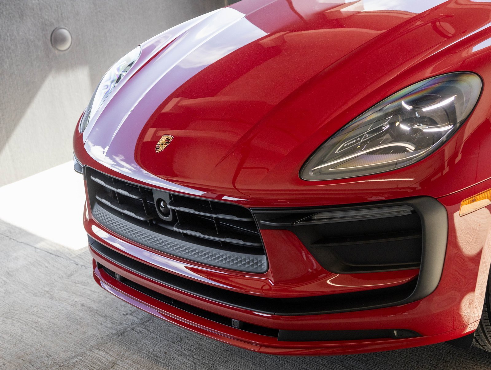 Certified 2025 Porsche Macan image 33