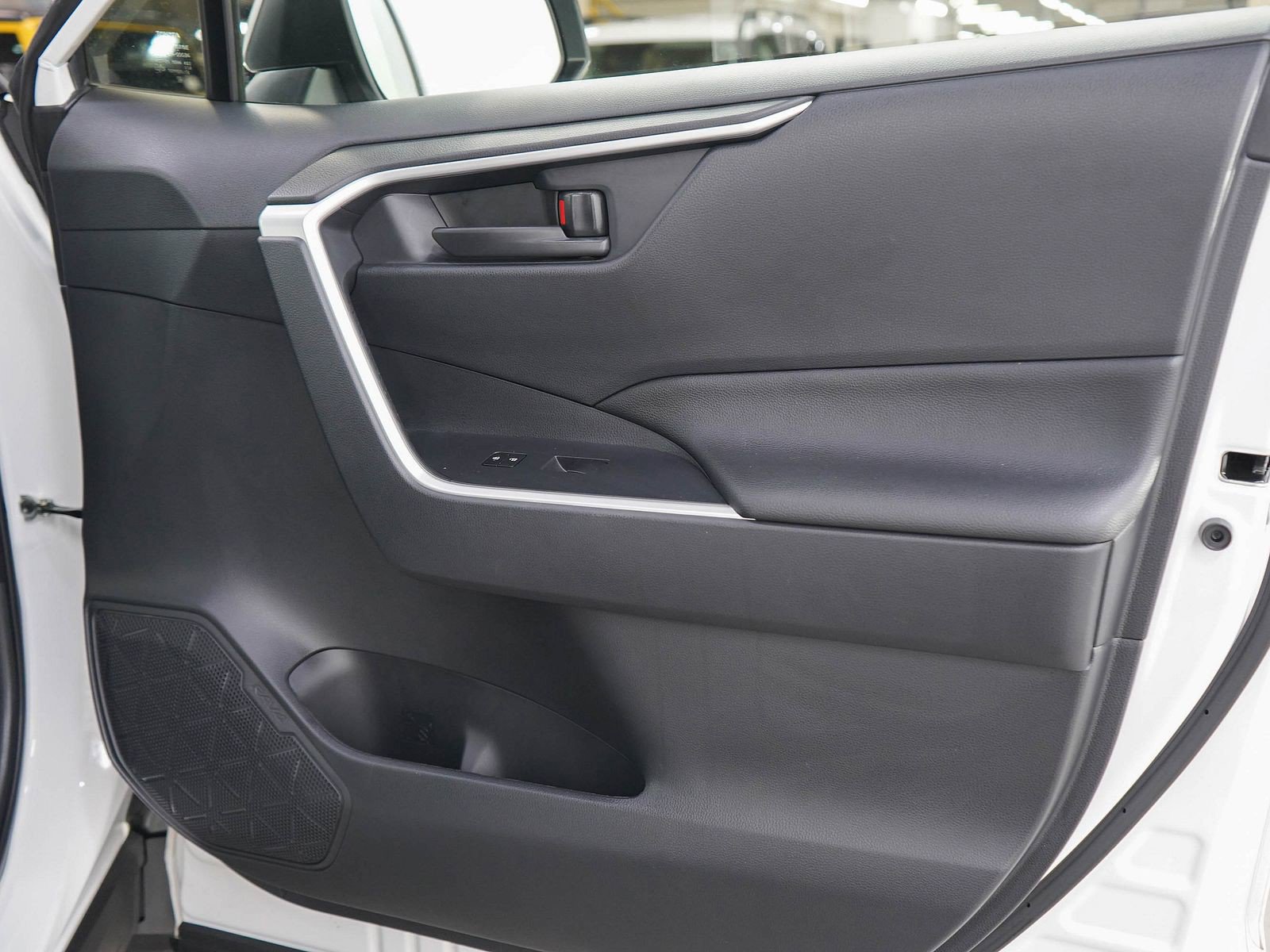 Used 2025 Toyota RAV4 LE AWD/4WD image 9