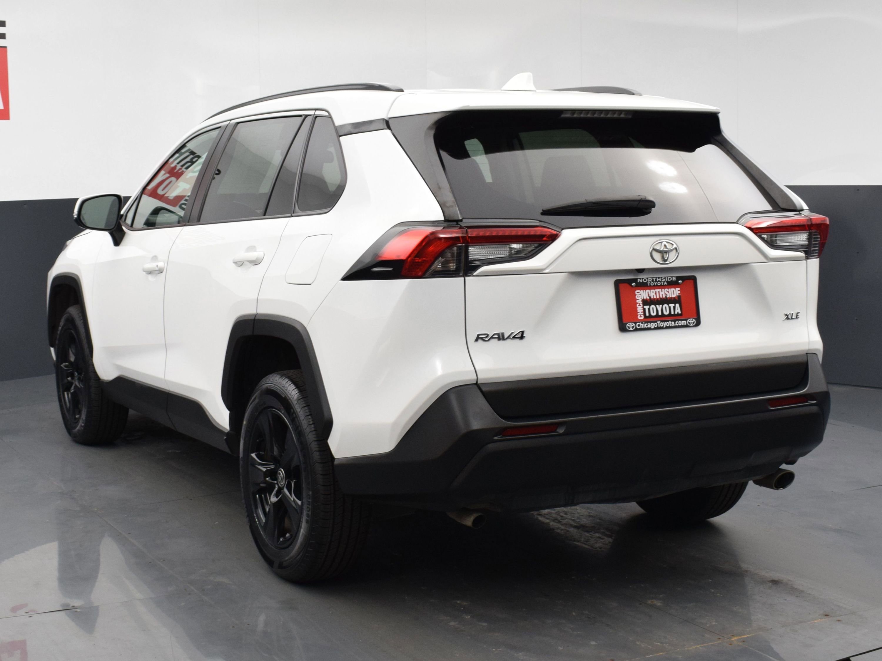 Used 2022 Toyota RAV4 XLE FWD image 3