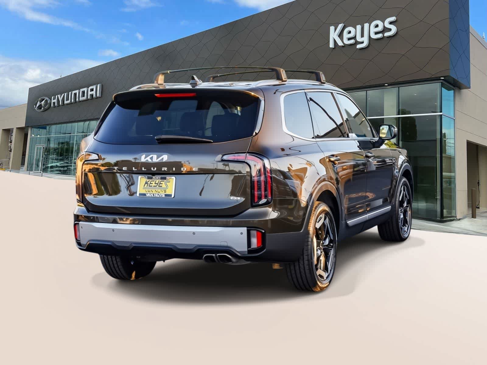Used 2024 Kia Telluride EX w/ EX Captain's Chair Package AWD/4WD image 4