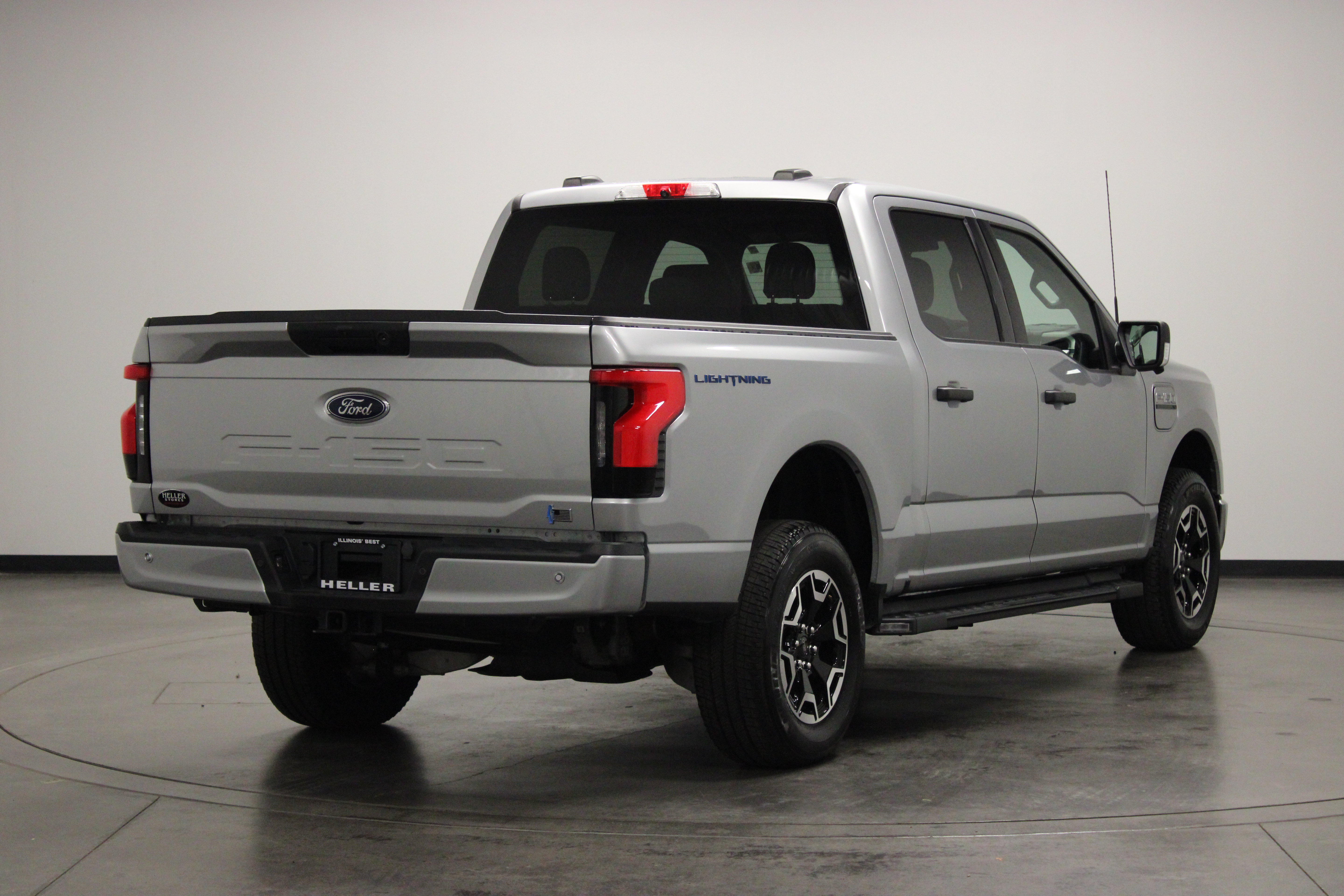 Used 2022 Ford F150 Lightning XLT AWD/4WD image 8