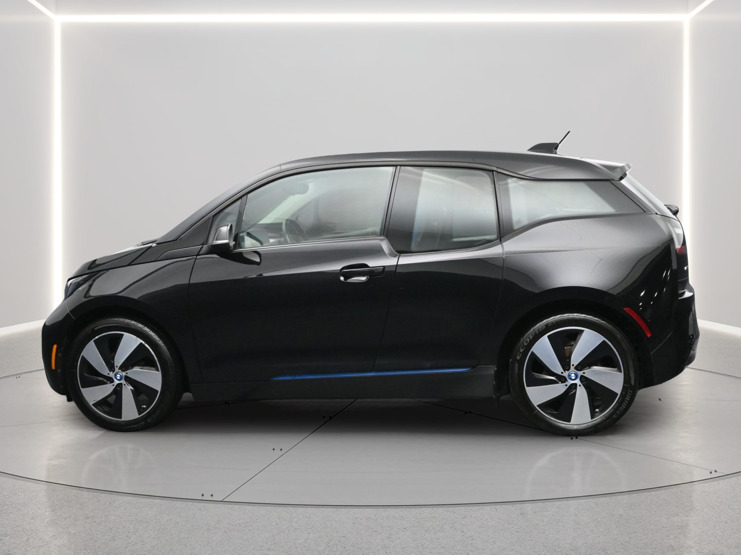 Used 2016 BMW i3 w/ Range Extender RWD image 2