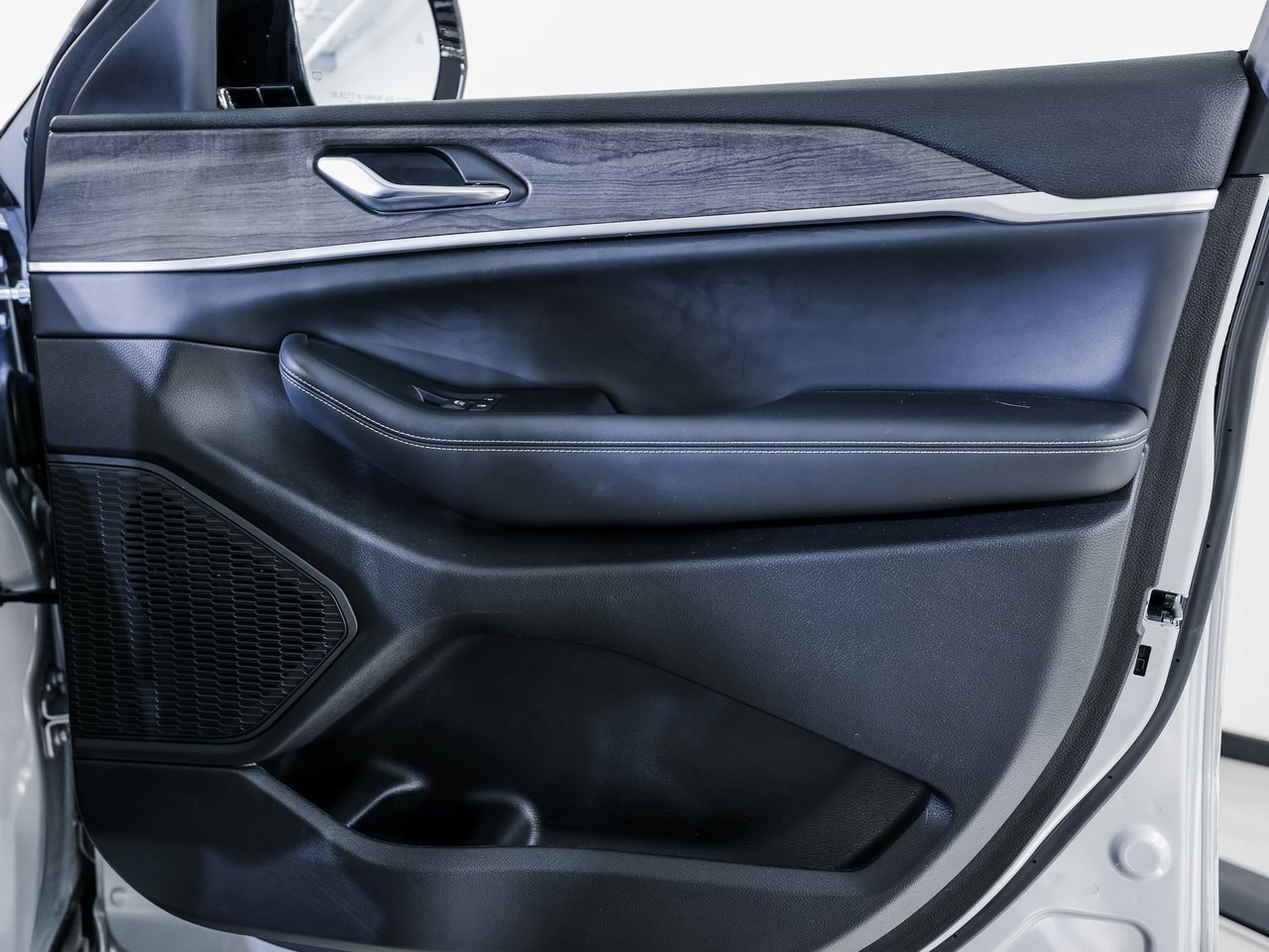 Used 2024 Jeep Grand Cherokee Limited w/ Black Appearance Package image 27