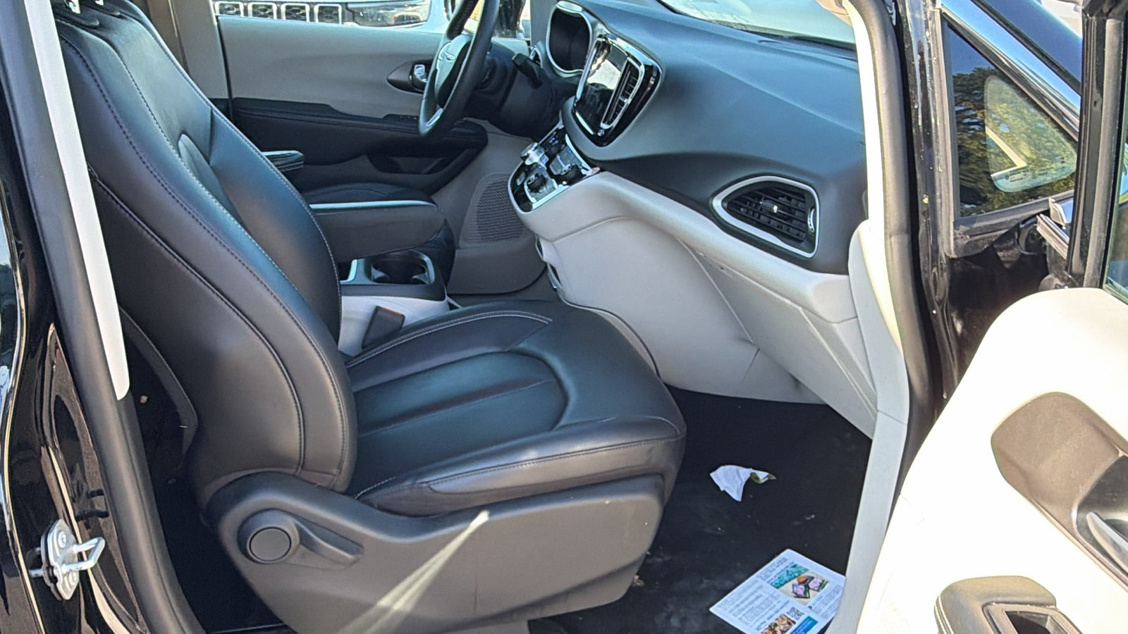 Used 2024 Chrysler Pacifica Touring-L FWD image 19
