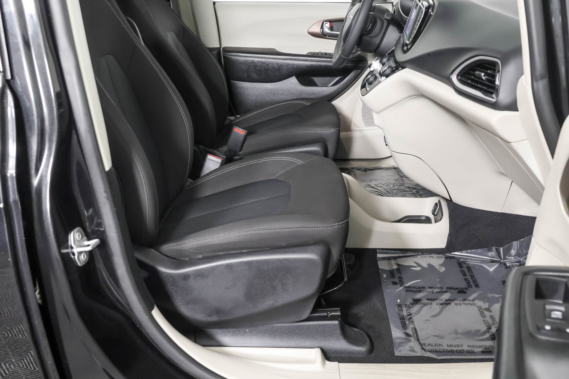 Used 2022 Chrysler Voyager LX image 42