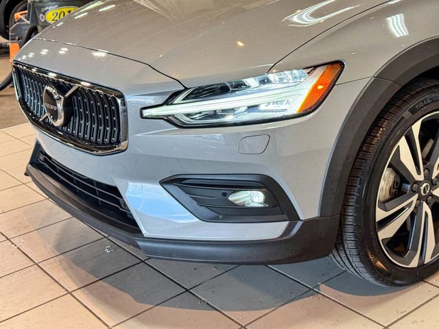 Used 2024 Volvo V60 B5 Cross Country Plus w/ Protection Package Premier image 49