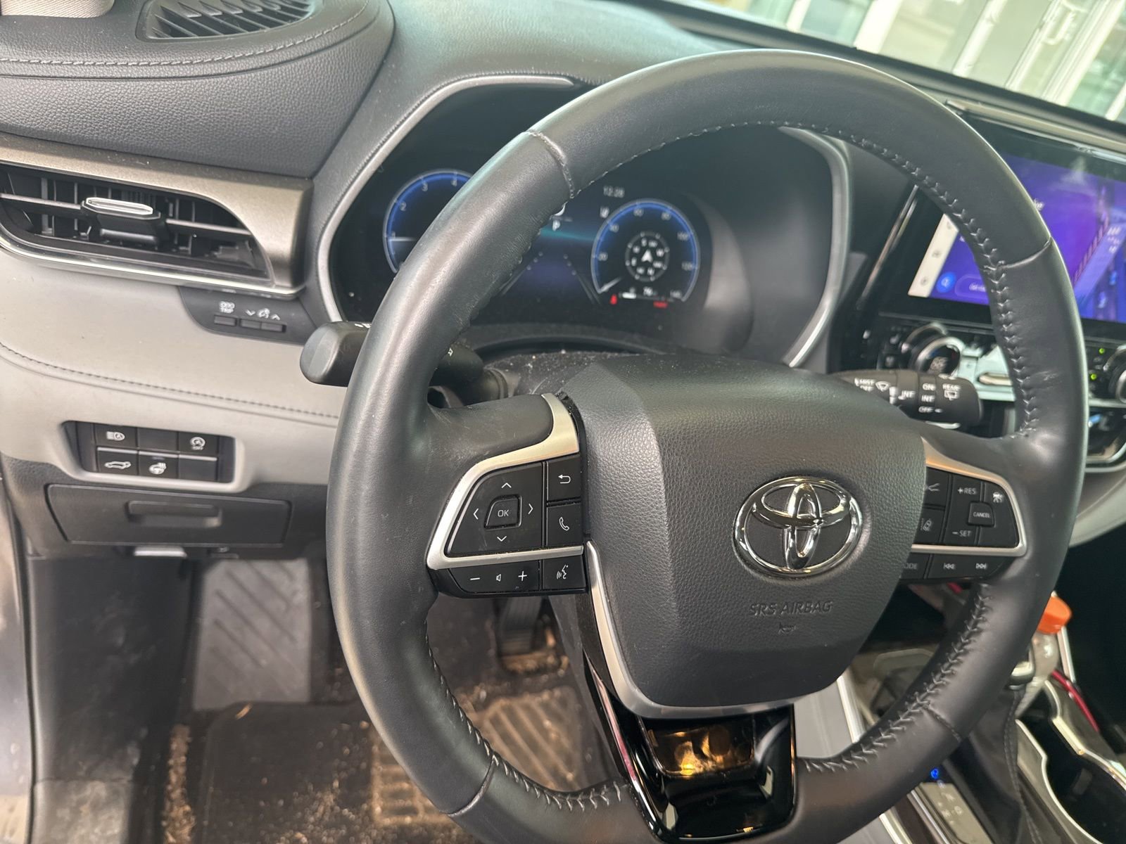 Used 2024 Toyota Highlander Limited image 7