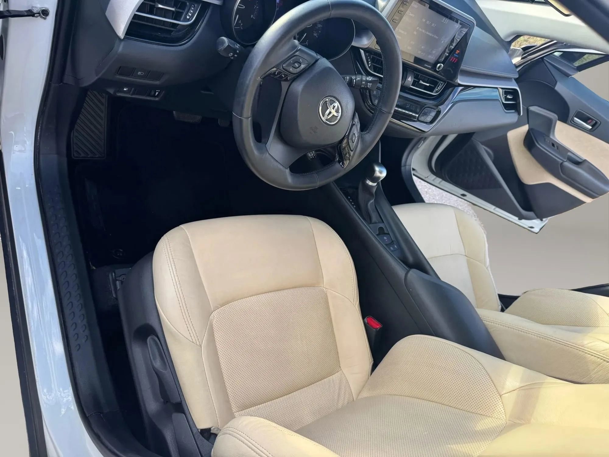 Used 2020 Toyota C-HR LE image 12