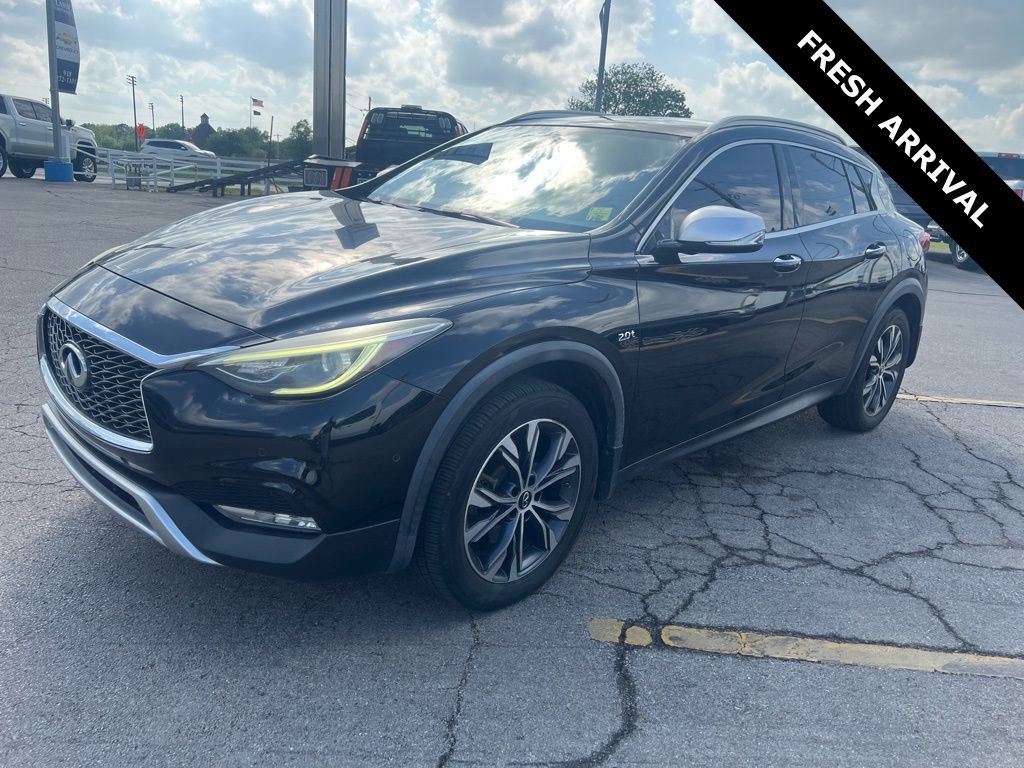Used 2017 INFINITI QX30 Premium w/ Navigation Package image 2