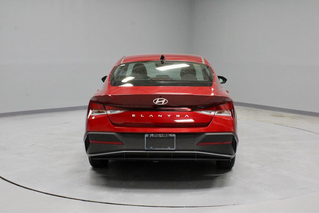 Used 2024 Hyundai Elantra SE FWD image 9