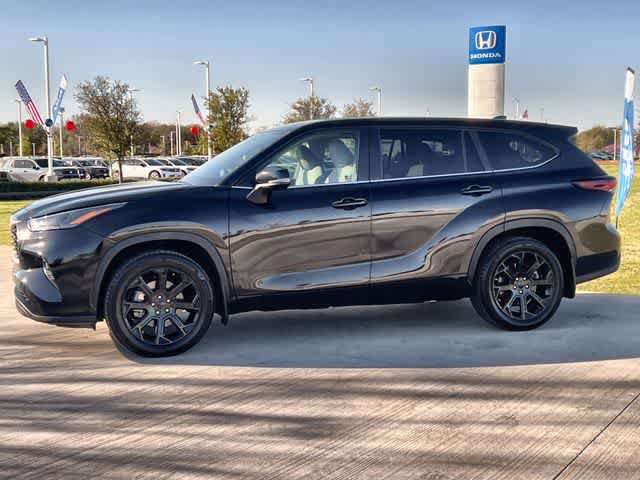 Used 2024 Toyota Highlander LE FWD image 4
