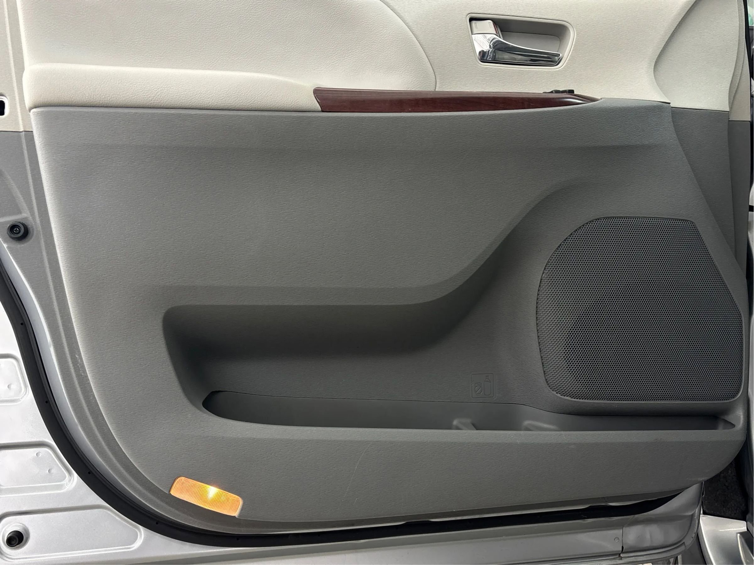 Used 2014 Toyota Sienna XLE image 25